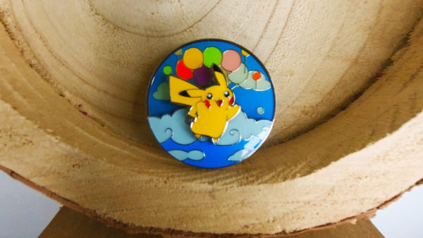 Pin's Pikachu Volant - Surfant